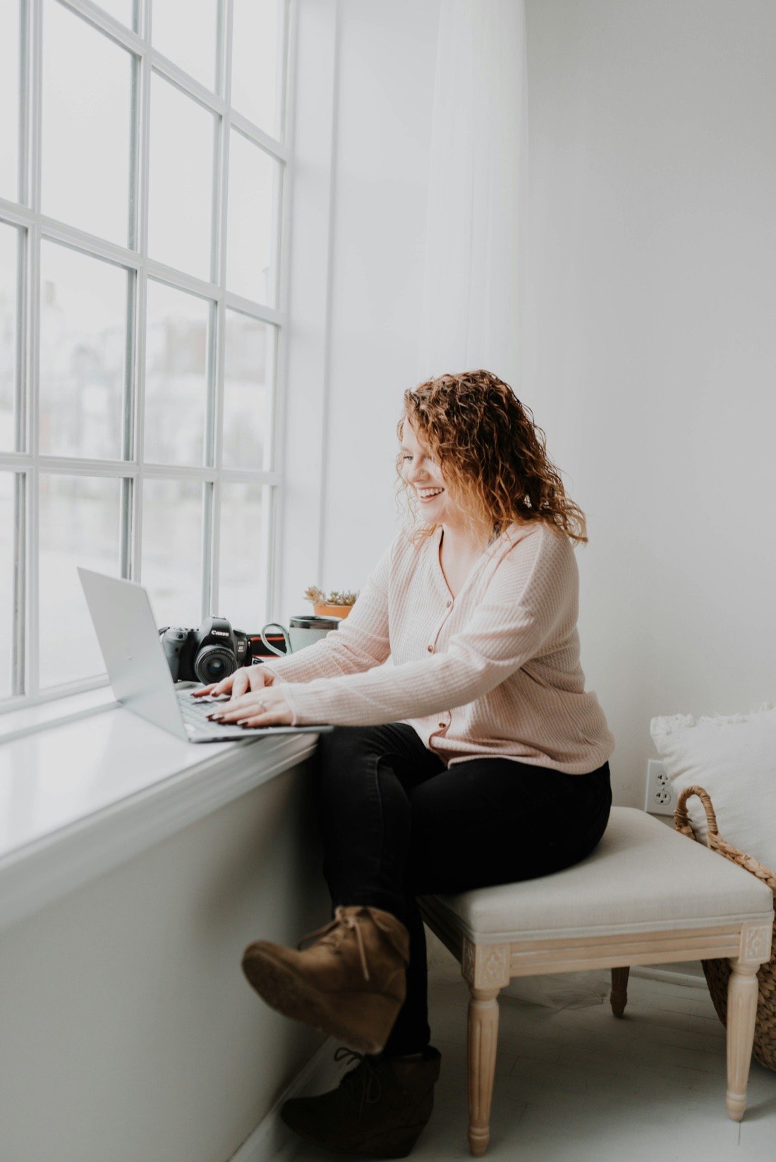 Ondernemer aan het werk op een laptop bij het raam